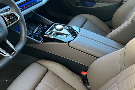 BMW i5 12.634 km 58.900 &euro; München 81245