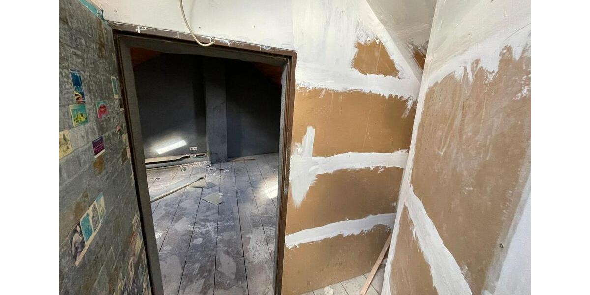 Dachgeschoßwohnung Krefeld Cracau - 5 Zimmer, 114 m&sup2;, 55.000&euro; | Angebot:25989556