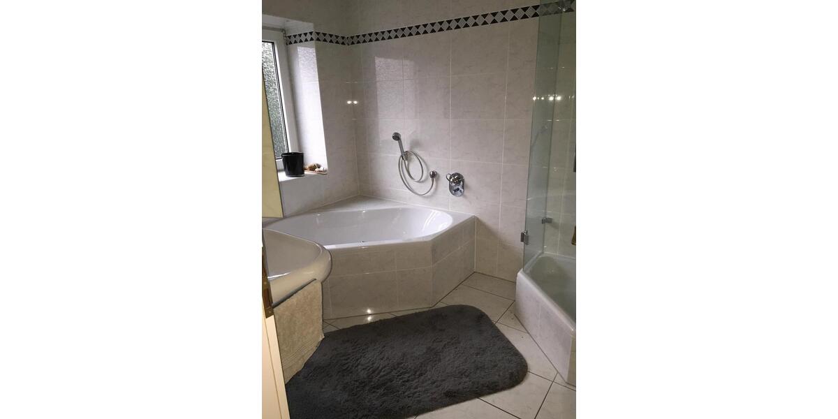 Hochwertiges PENTHOUSE mit 40 qm Süd-Dach-Terrasse, Einbau-Küche und -Schänken, Parkett 2.5 zimmer