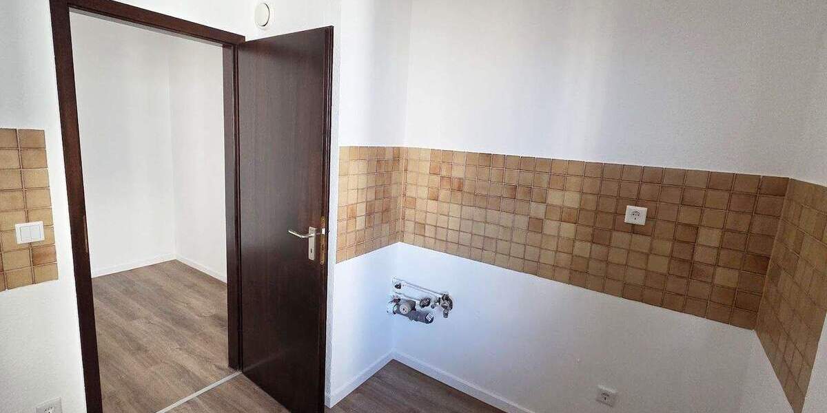 Renovierte 3-Zimmer-Wohnung mit neuem Boden, neuen Wänden, Balkon, Wannenbad, Gäste-WC, Aufzug 3 zimmer