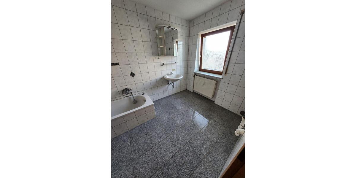 Etagenwohnung Schöllnach - 4 Zimmer, 110 m&sup2;, 700&euro; | Angebot:25408053