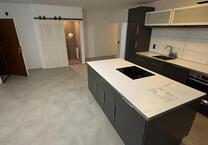 Modernisierte 2-Zimmer-Wohnung mit KochInsel, Balkon & 2 Stellplätzen – mitten in Dormagen-Zentrum