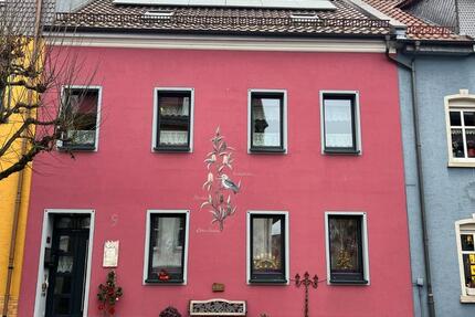 Charmantes, großzügiges Reihenmittelhaus mit Nebengebäude, Büro & 5 zimmer