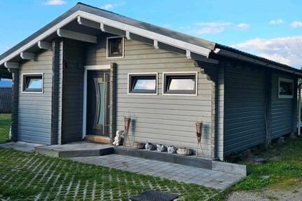 Haus , Chalet, Holzhaus , Holzblockhaus Waldrandlage