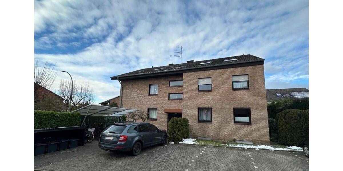 Großzügige Dachgeschoss-Wohnung mit Balkon und PKW-Stellplatz 4 zimmer