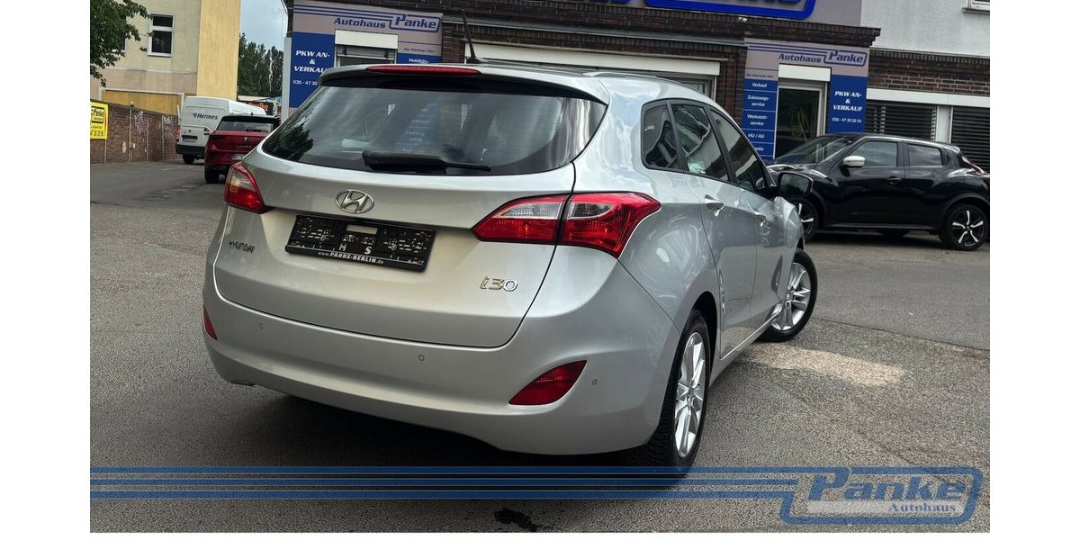 Hyundai i30 FIFA World Cup Edition*NAV*SHZ*StandH*R-CAM* 49.964 km 9.990 &euro; Berlin 13187