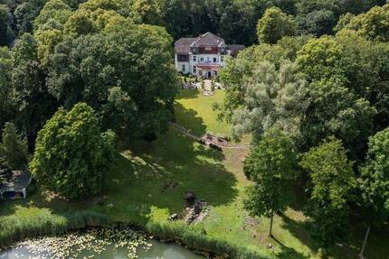 Investieren in Substanz und Geschichte: Jugendstil-Herrenhaus am Stechlinsee 1 zimmer