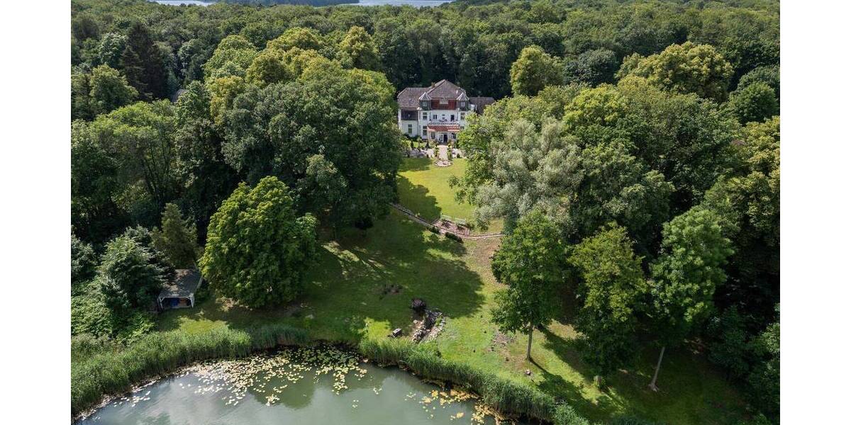 Investieren in Substanz und Geschichte: Jugendstil-Herrenhaus am Stechlinsee 1 zimmer