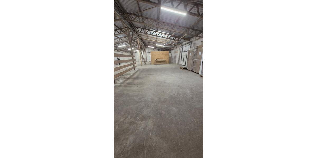 Lagerhalle 376 m² mit Rampe – trocken, ebener Zugang über Rolltor zimmer