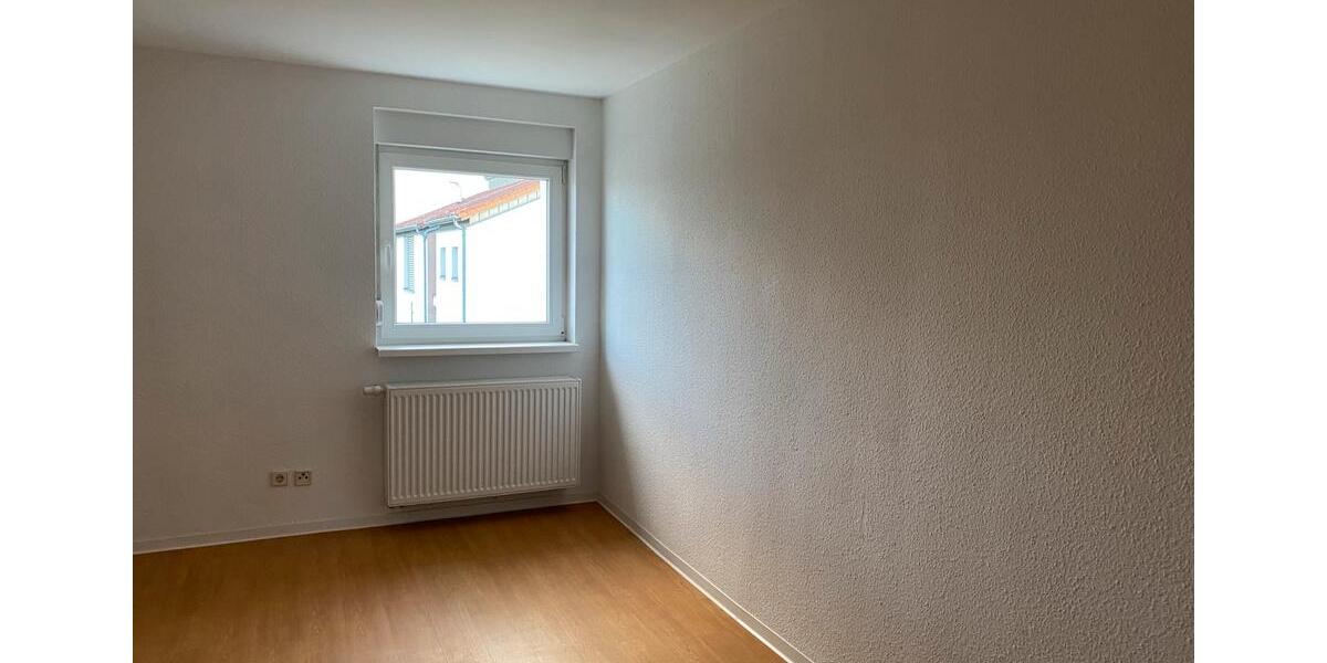Etagenwohnung Leuna - 3 Zimmer, 65 m&sup2;, 396&euro; | Angebot:25944862