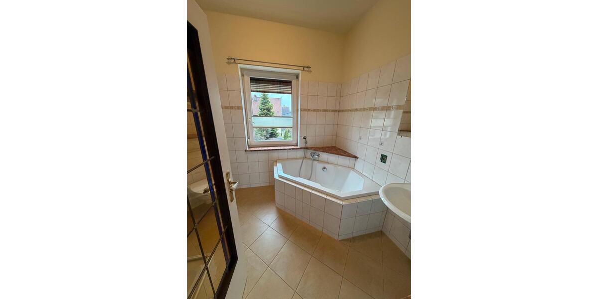 Etagenwohnung Meerane - 3 Zimmer, 90 m&sup2;, 850&euro; | Angebot:26640772