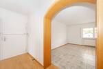 Großzügige und sehr gepflegte 4-Zimmer-Wohnung mit 2 Balkonen und Einbauküche.