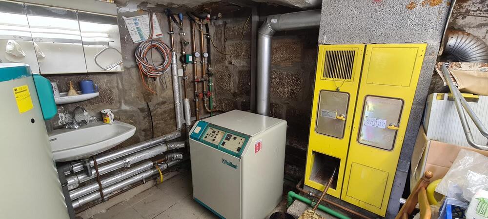 ruhig gelegenes Dreifamilienhaus mit Garagen , teilw. freiwerdend - Mehrfamilienhaus, Wohnhaus Kahla | Angebot:26009990