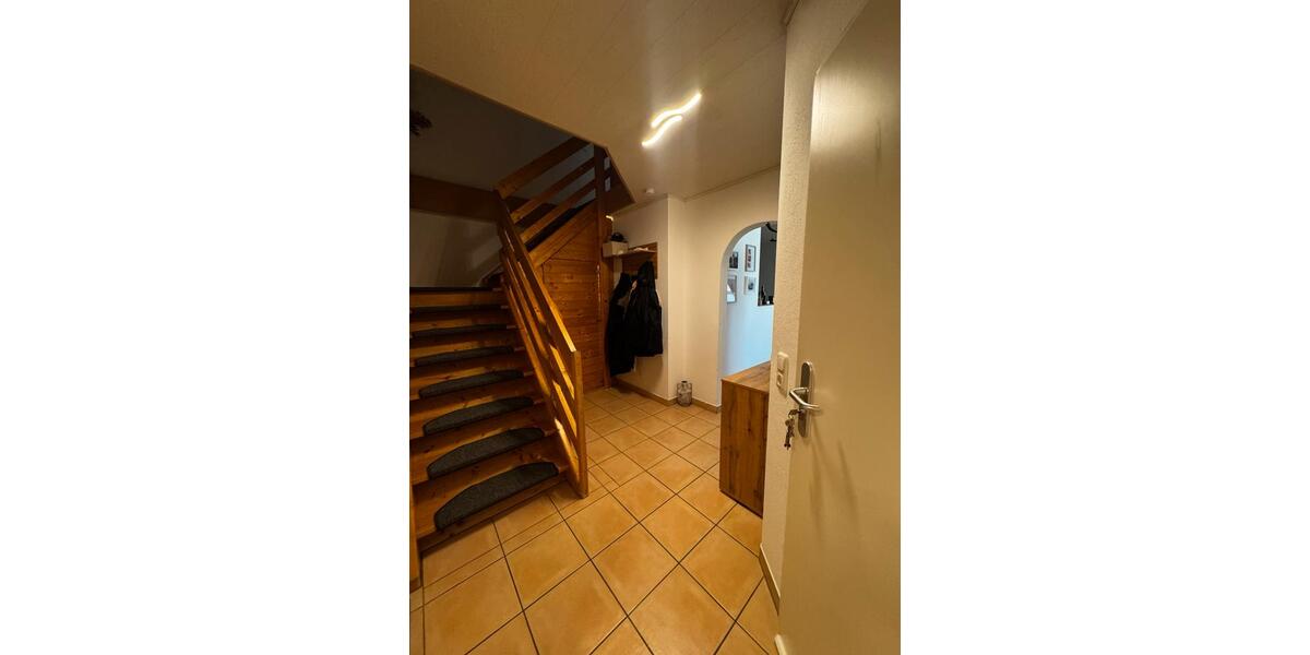 Dachgeschoßwohnung Dingolfing - 4 Zimmer, 110 m&sup2;, 1.300&euro; | Angebot:25945323