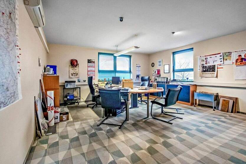 Provisionsfrei: Energieeffizientes Büro- und Lagergebäude in sichtbarer Lage zimmer