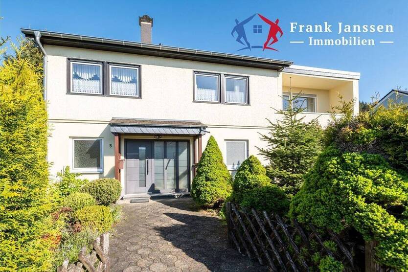 Freistehendes Einfamilienhaus in Gerolstein-Büscheich - mit Garage, Garten, Terrasse & Balkon