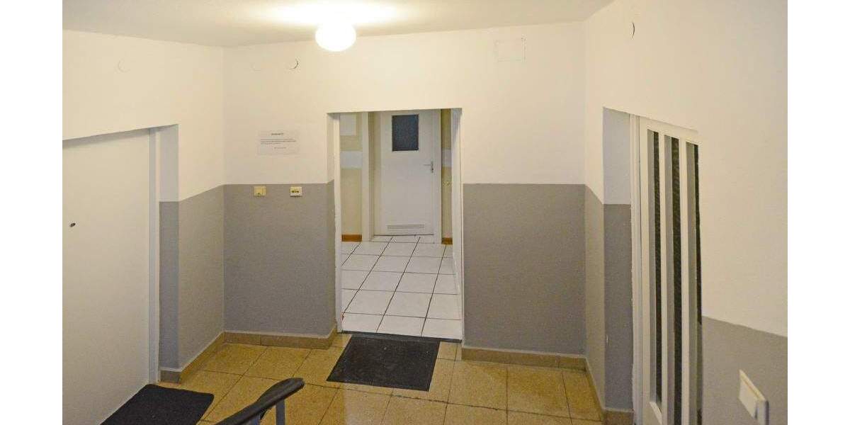 MFH mit 16 Wohneinheiten und 12 Stellplätzen; Eckgrundstück an 2 Straßen, KS-Schillerviertel 3 zimmer
