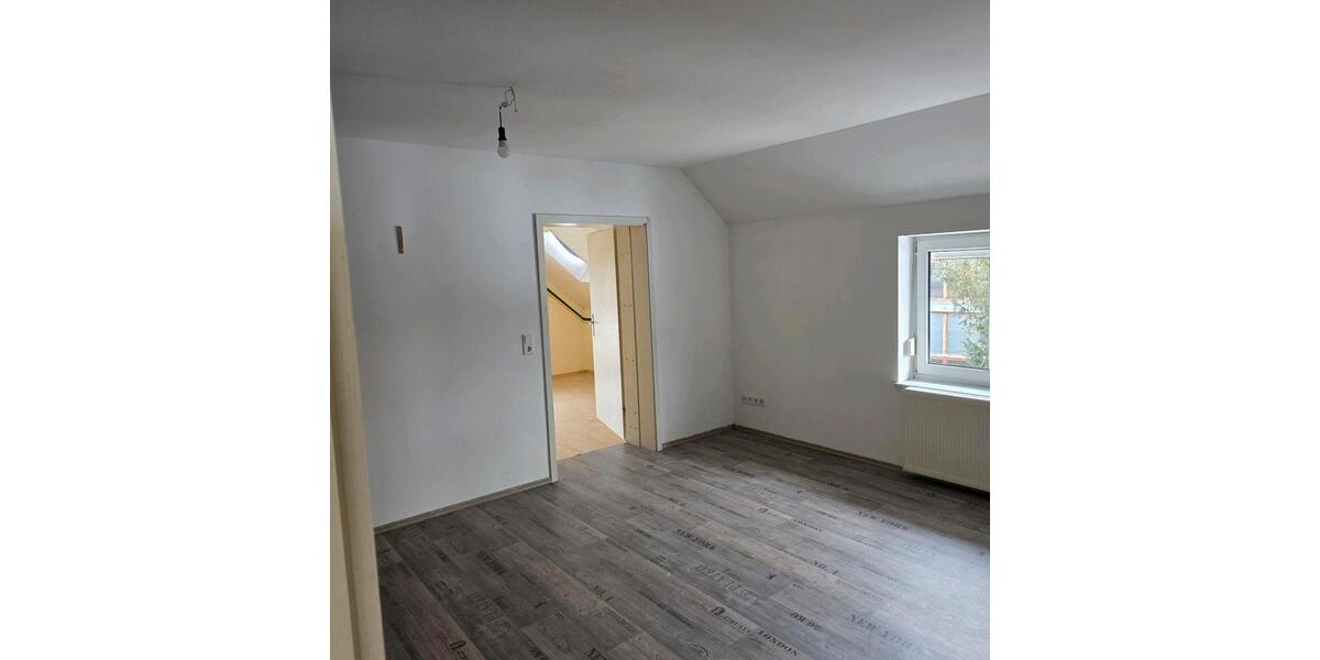 Dachgeschoßwohnung Nittendorf - 3.5 Zimmer, 94 m&sup2;, 1.150&euro; | Angebot:25149755