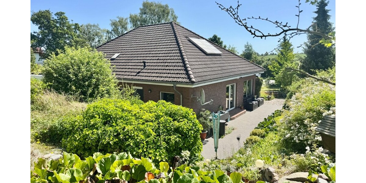 HORN IMMOBILIEN + Einfamilienhaus im Bungalowstil mit parkähnlichem Grundst. 5 km bis Neubrandenburg - Einfamilienhaus Burg Stargard | Angebot:27013653