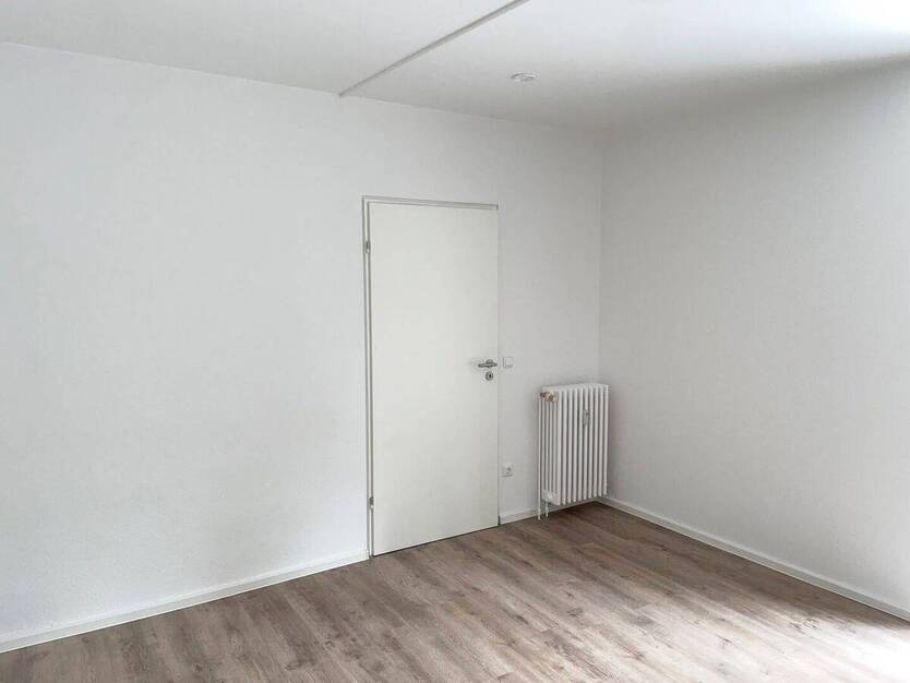 **Frisch renoviert** Zentrale Lage, 2 Zimmer, Balkon, guter Schnitt, Aufzug, Stellplatz 2 zimmer