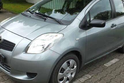 Toyota Yaris 1.0 VTT-i KLIMA GARAGENWAGEN AUS 1.HAND 91.970 km 5.704 &euro; Köln 50858
