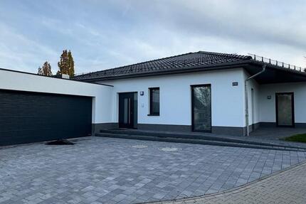 Erstbezug – Neubau-Bungalow mit Doppelgarage und Terrasse in BW 4 zimmer