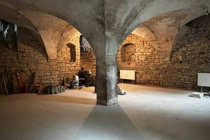 74 qm Gewölbekeller mit 2-Zimmer DG-Whg in Stein zu verkaufen! 2 zimmer