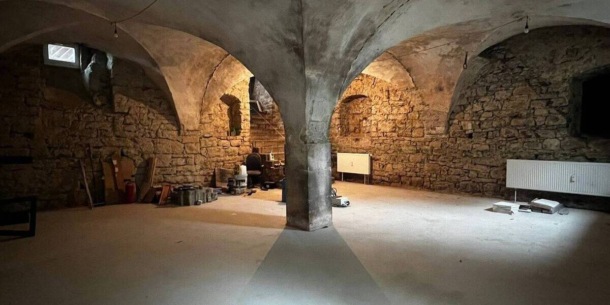 74 qm Gewölbekeller mit 2-Zimmer DG-Whg in Stein zu verkaufen! 2 zimmer