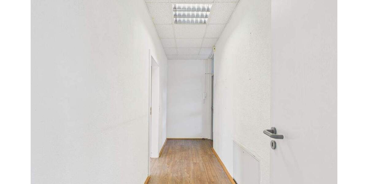 Helle Gewerbeeinheit im EG in zentraler Lage | Stellplätze verfügbar & separat anmietbar zimmer