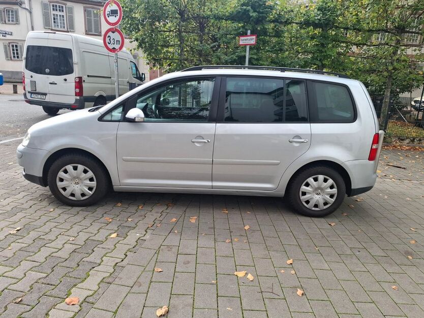 VW Touran 299.900 km 3.100 € Frankfurt 60528