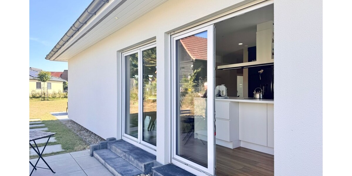 HORN IMMOBILIEN ++ Winkelbungalow 5 km bis Neubrandenburg, Baujahr 2022, Doppelgarage + Carport - Einfamilienhaus Sponholz | Angebot:27069443