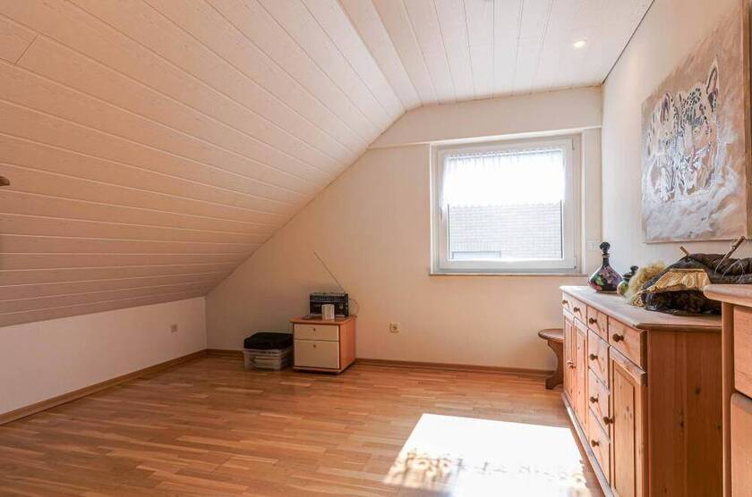 Doppelhaushälfte in ruhiger Sackgassenlage * ca. 180 m² Wohn-Nutzfläche * 5 Zimmer * Kaminofen * Einbauküche * Garte...