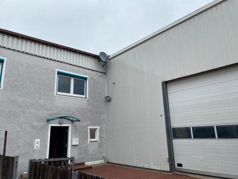 Großes Wohnhaus mit Büros und HalleWerkstatt im Gewerbegebiet
