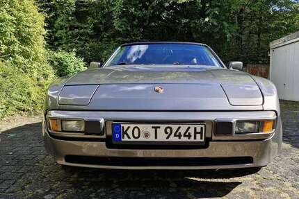 Porsche 944