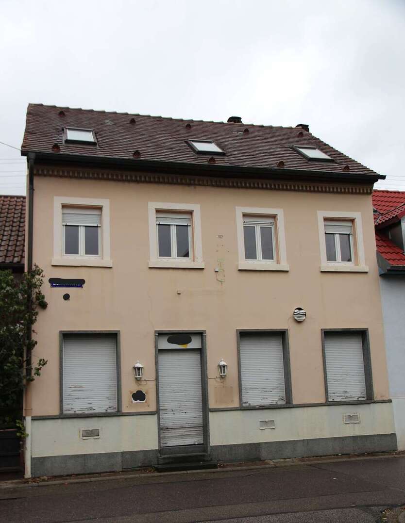 Haus zum Kaufen in Karlsruhe 690.000 € 250 m² 11 zimmer