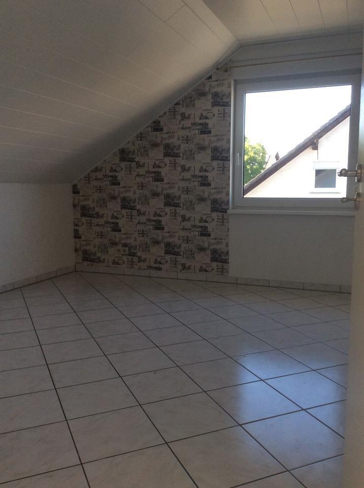 3 ZKBD Dachgeschoß-Wohnung mit Badewanne und Dusche, knapp 90 qm zimmer