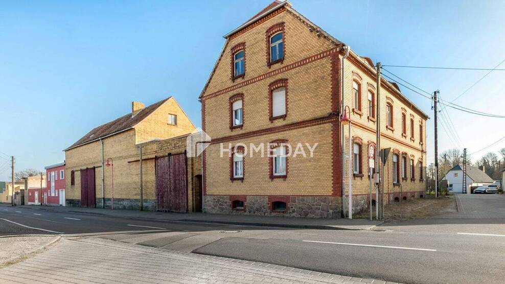 Viel Platz & Potenzial: EFH mit 8 Zimmern, Innenhof & Nebengelass auf großem Grundstück 8 zimmer