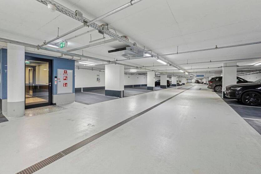 Exklusives Wohnen im Medienhafen: Luxuriöse 3 Zi.-Wohnung mit Einbauküche und TG-Stellplatz