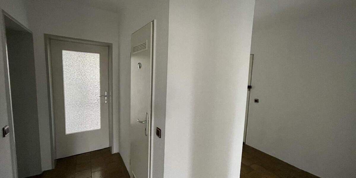 Komfortable 3 Zimmer Wohnung mit 2 Bädern und Stellplätzen - WG geeignet - 3 zimmer