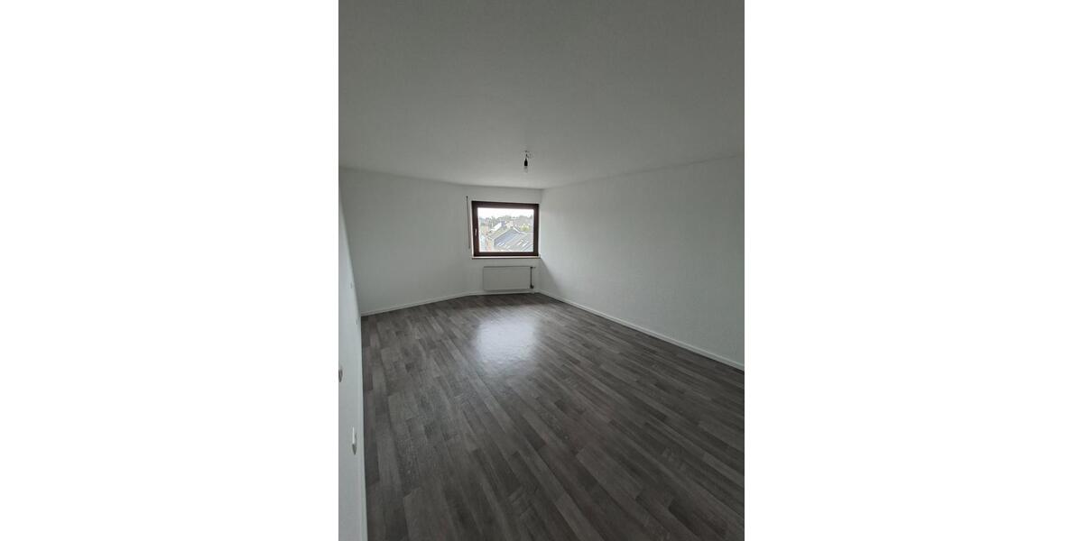 Frisch renovierte 3-Zimmer Dachgeschosswohnung in zentraler Lage 3 zimmer