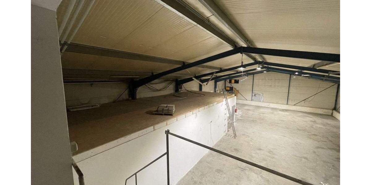 Hochwertige Lager-Produktionshalle, mit modernem und großem Betriebsleiterwohnhaus (provisionsfrei) zimmer