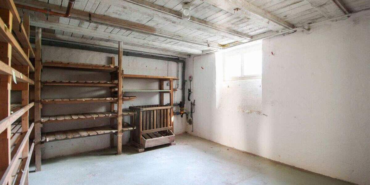 Interessantes MFH mit Wertsteigerungspotenzial und großem Garten in Top-Lage von Stuttgart 9 zimmer