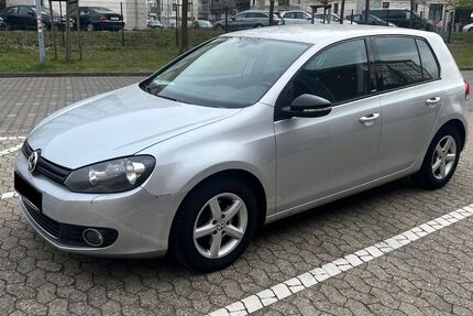 VW Golf 121.000 km 5.200 &euro; Düsseldorf 40476