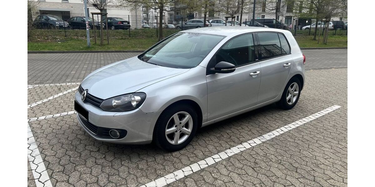 VW Golf 121.000 km 5.200 &euro; Düsseldorf 40476