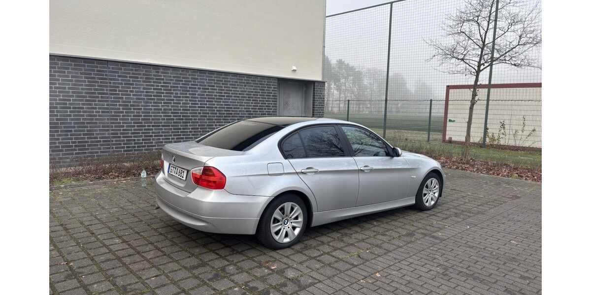 BMW 320 98.000 km 6.750 &euro; Gütersloh 33330