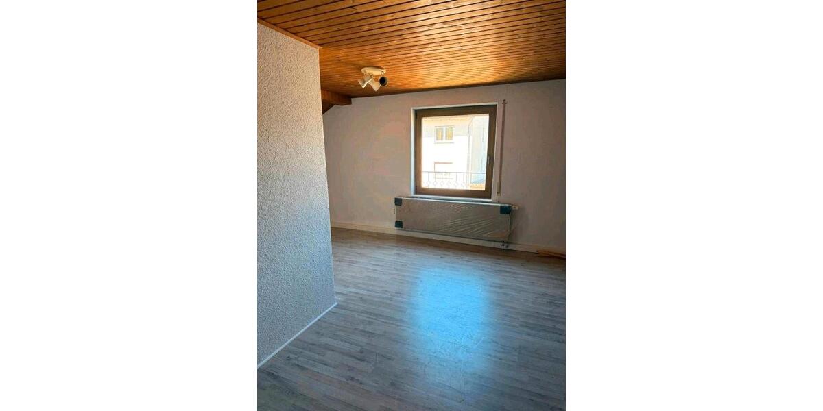 Dachgeschoßwohnung Borken (Hessen) - 3 Zimmer, 108 m&sup2;, 990&euro; | Angebot:26113289