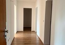 - WOHNBERECHTIGUNGSSCHEIN ERFORDERLICH - Die geräumige Wohnung befindet sich in einem sehr gepflegten Mehrfamilienhaus. Aufgrund der ruhigen Lage befindet sich diese Wohnung in einem gewachsenen...