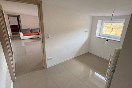 2-Zimmerwohnung im DG - mit 2 Garage und 2 Pkw-Stellplätzen 2 zimmer