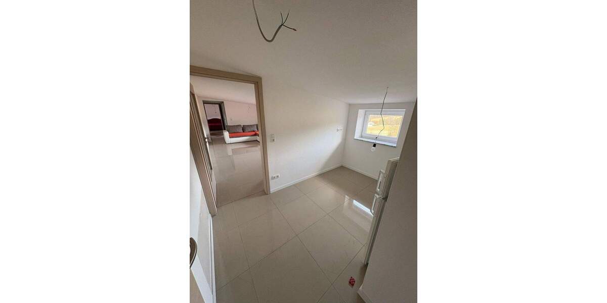 2-Zimmerwohnung im DG - mit 2 Garage und 2 Pkw-Stellplätzen 2 zimmer