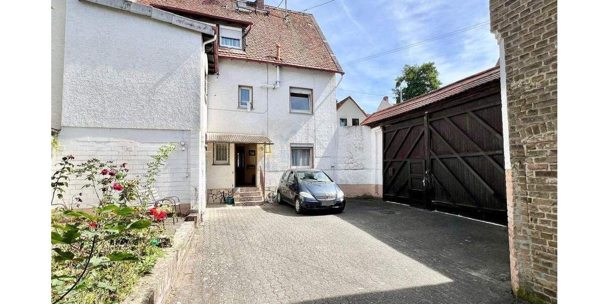 ERBENHEIM: GROSSZÜGIGES ANWESEN MIT SCHEUNE IN RUHIGER ZENTRUMSLAGE 7 zimmer